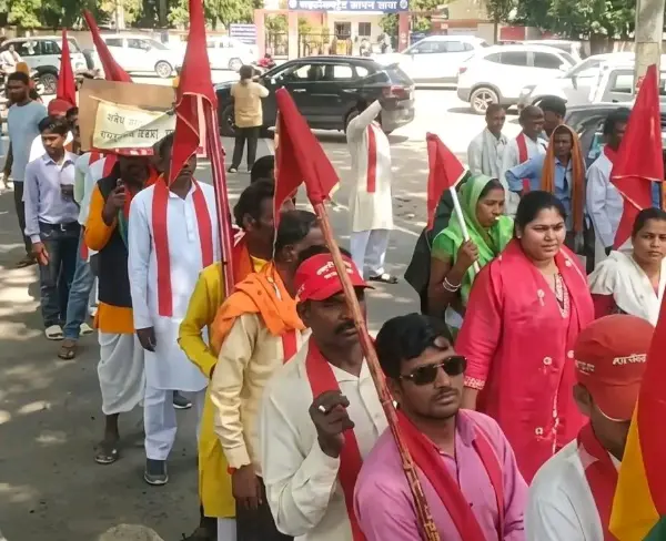 कलेक्टर को सौंपा ज्ञापन