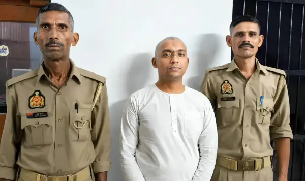ऑनलाइन प्रवचन के नाम पर युवतियों को फंसाने का आरोप