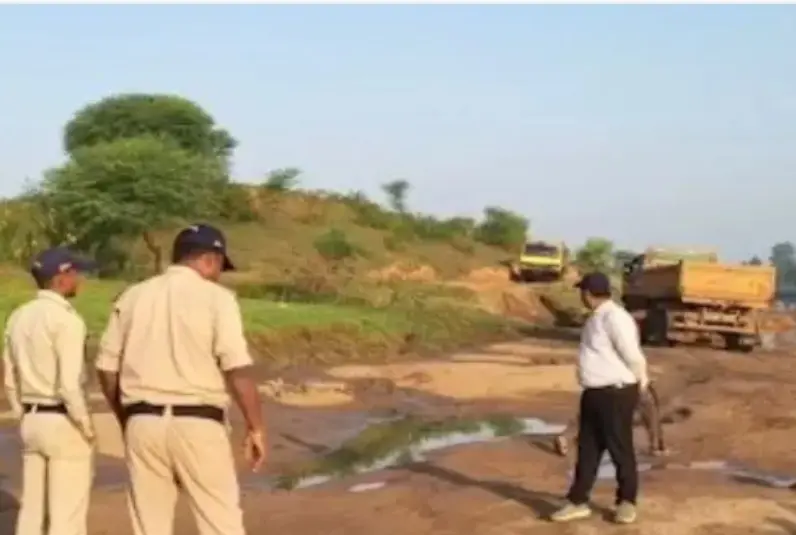 तीन मिनी ट्रक कार्रवाई की जद में
