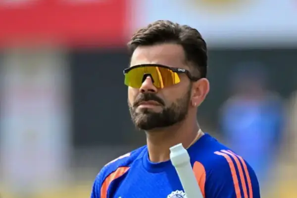 दो दिन से इंतजार कर रही महिला फैन को मिला ऑटोग्राफ।