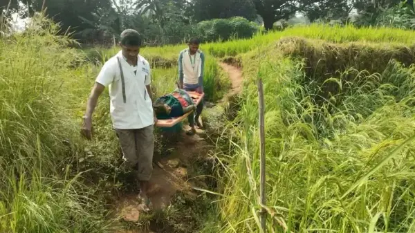 ओडिशा में सड़क नहीं होने से प्रसूता को स्ट्रेचर पर ले जाना पड़ा