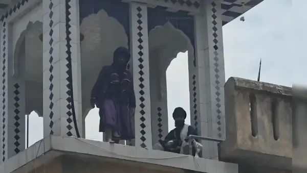 दो और निहंग नीचे उतरे