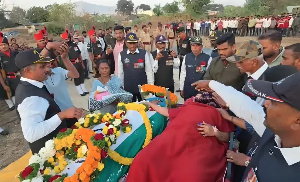 स्ट्रेचर पर पत्नी देख फफक पड़े लोग