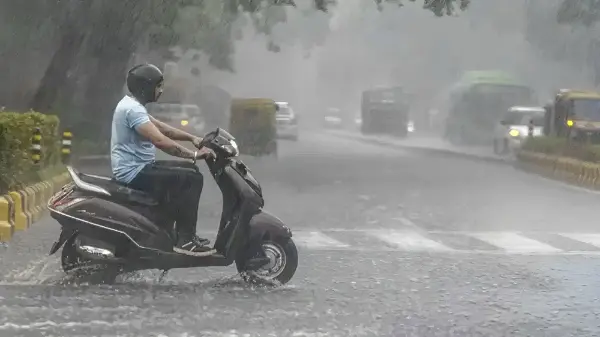 दिल्ली-NCR में बारिश और तेज हवाओं से बदला मौसम
