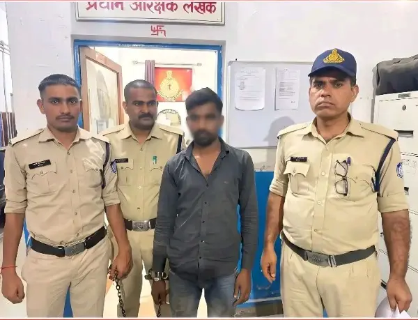 रात करीब 1 बजे पुलिस ने युवक को पकड़ा।