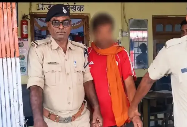 सिंहपुर चौक पर पुलिस का शिकंजा, स्कूटी से निकला गांजा