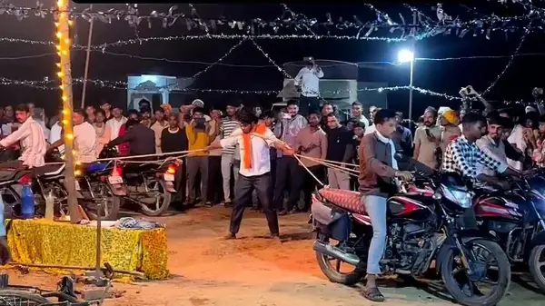 गले में रस्सी बांधकर 6 बाइक खींचने लगा शख्स