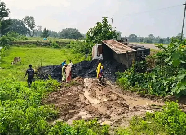 चालक को मामूली चोट।