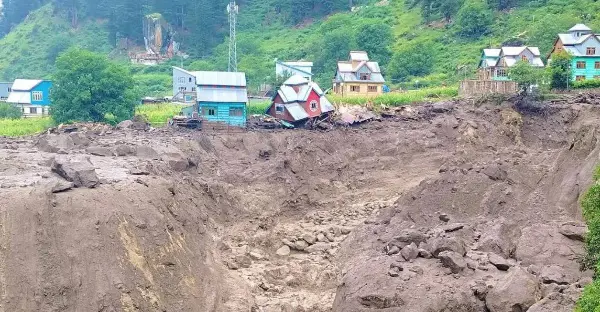 बादल फटने से जनजीवन अस्त-व्यस्त