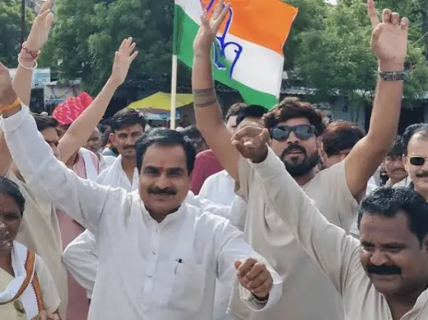 कांग्रेस कार्यकर्ताओं ने ढोल-नगाड़ों, गुलाल और मिठाइयों के साथ जीत का जश्न मनाया