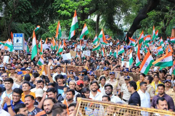 मुंबई में ठाकरे बंधुओं की ऐतिहासिक विजय रैली