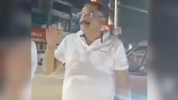 लखनऊ में पुलिसवालों से मांगा सैल्यूट