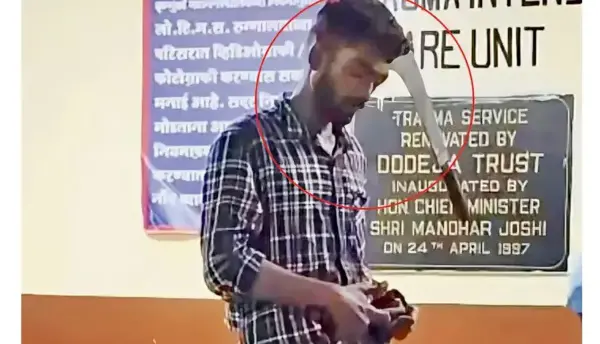फिर भी फोन चलाता रहा युवक