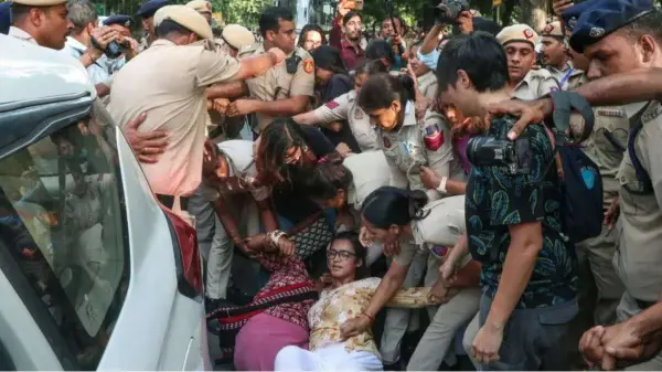 यौन उत्पीड़न के आरोपों पर प्रदर्शनकारी हिरासत में
