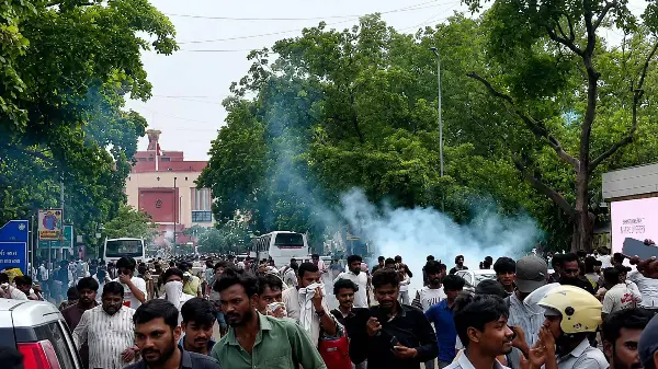 प्रदर्शनकारियों पर पुलिस ने छोड़े आंसू गैस के गोले