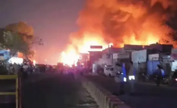 जहरीले धुएं ने ली मजदूर की जान, दूसरा अस्पताल में