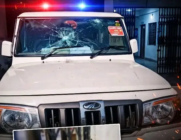 तहसीलदार की बोलेरो का सामने वाला शीशा तोड़ा।