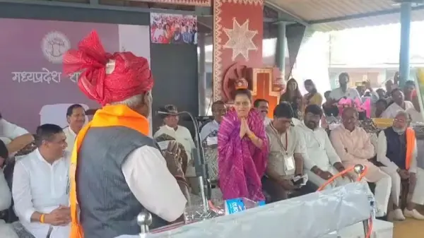 मंच पर महिला विधायक से बहस