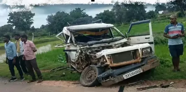 बोलेरो के उड़े परखच्चे, 2 घायलों की हालत गंभीर; पुलिस ने शुरू की हादसे की जांच